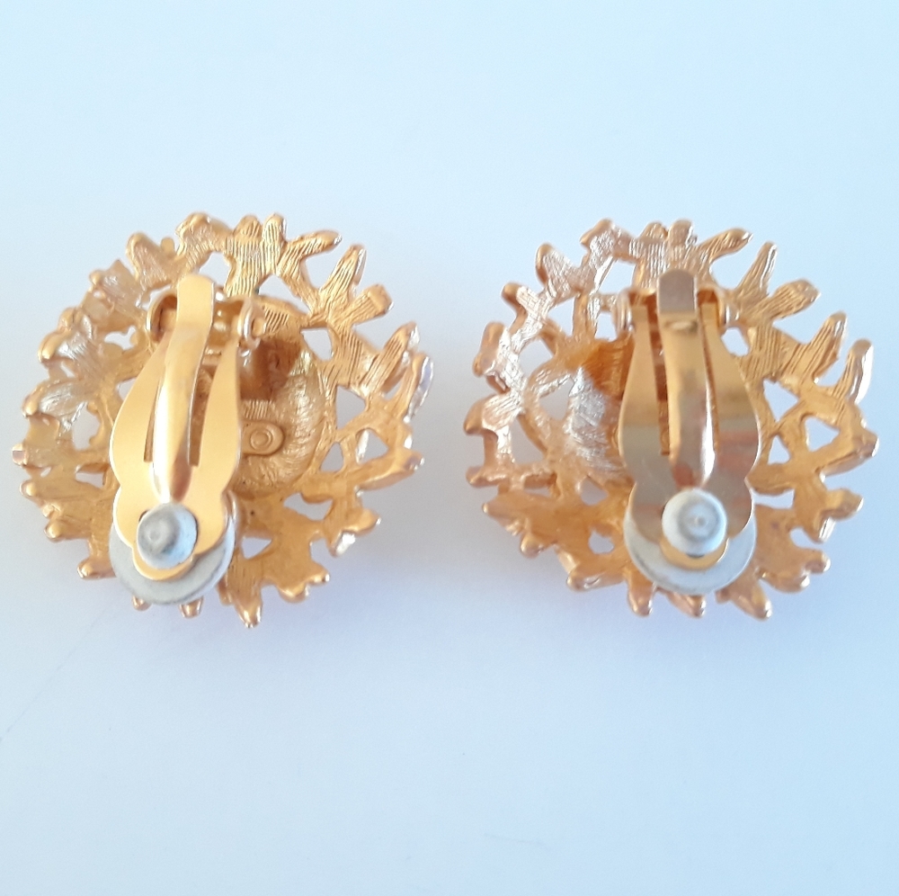 Anne Klein 80s gold-tone button clip earrings - Picture 2 of 7
